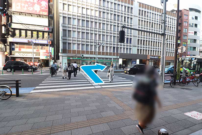 横断歩道を渡り、右へ進みます。