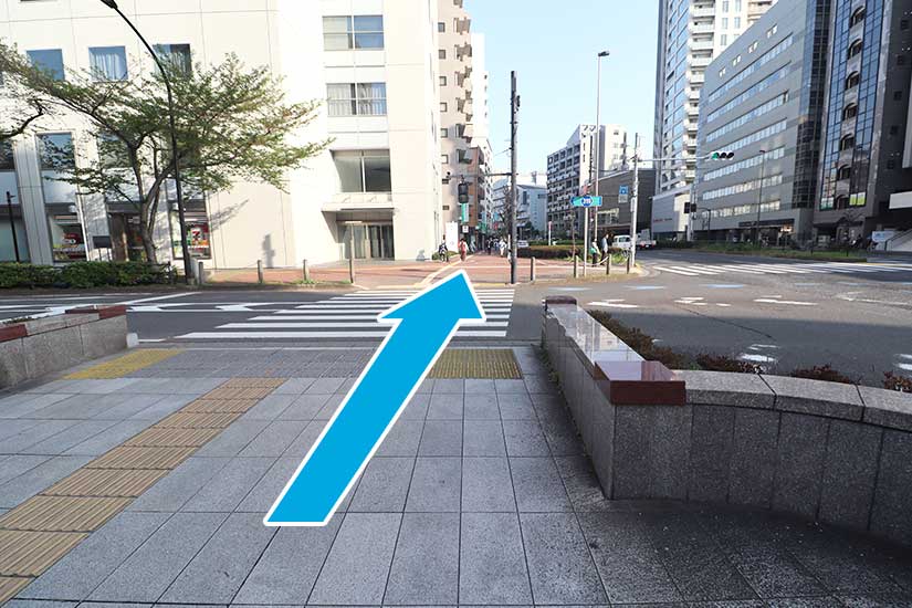 横断歩道を渡り、そのまま道なりに進みます。
